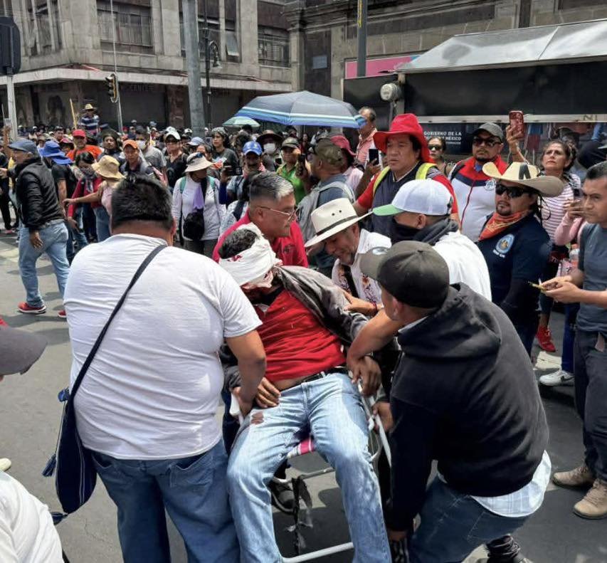 Durante la marcha nacional de la CNTE, la policía lanza gases y  balas, hay un maestro herido de gravedad