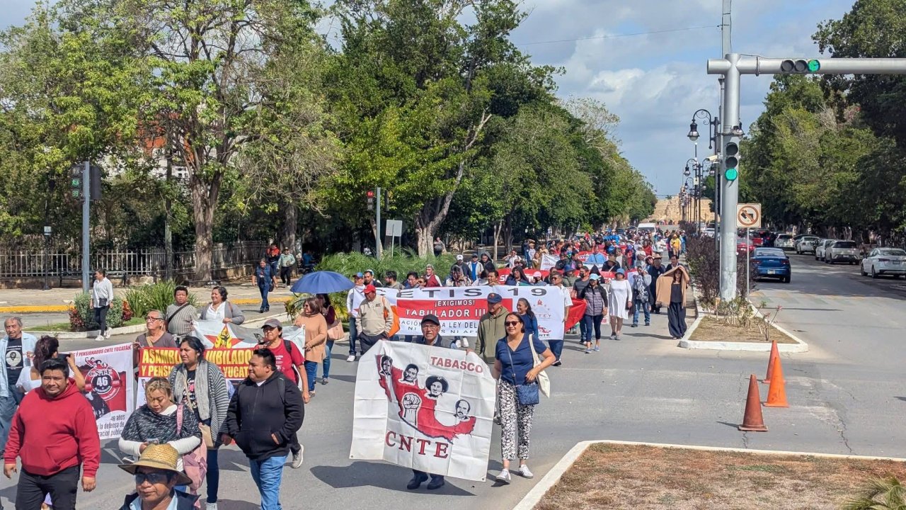 Frente al vandalismo y violencia institucional: la lucha organizada de la CNTE