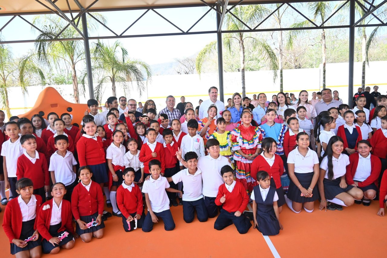 Imagen relacionada con Inauguran edificio escolar “Al Estilo Jalisco”, pero los alumnos y maestros siguen en espacios improvisados