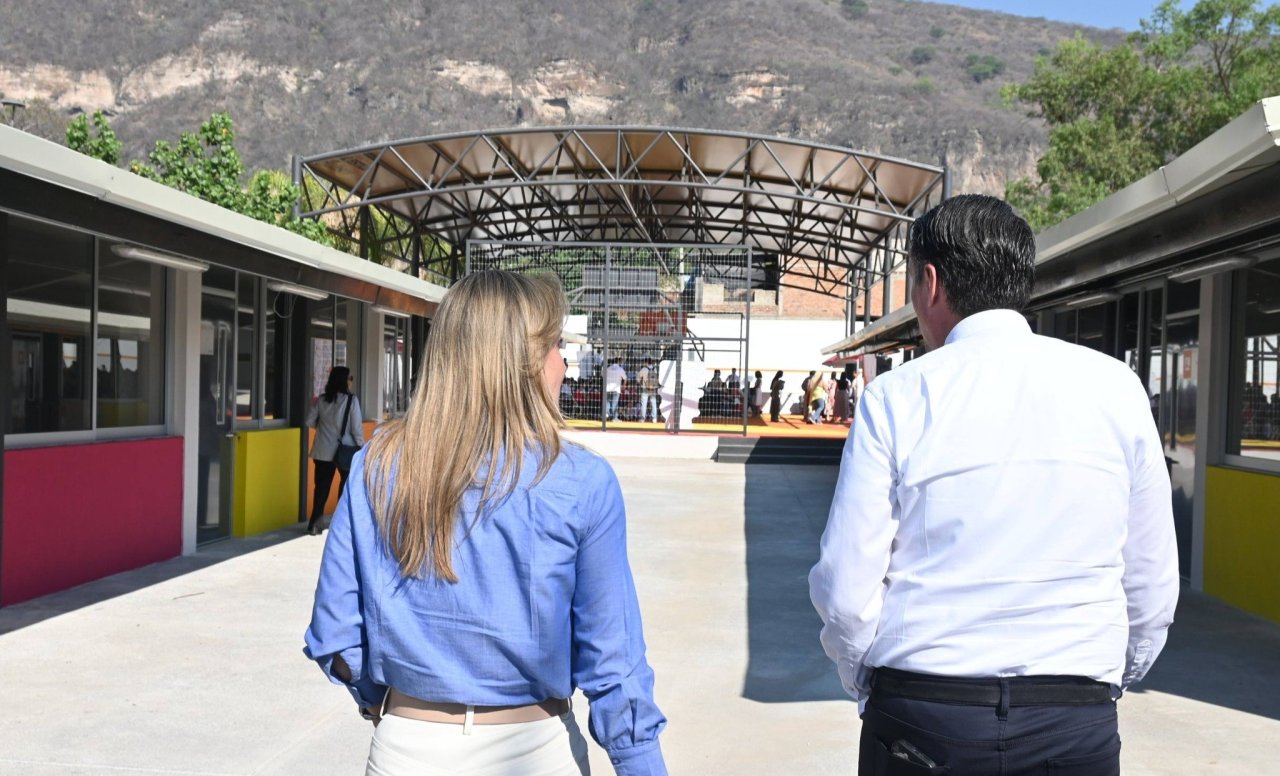 Imagen relacionada con Inauguran edificio escolar “Al Estilo Jalisco”, pero los alumnos y maestros siguen en espacios improvisados