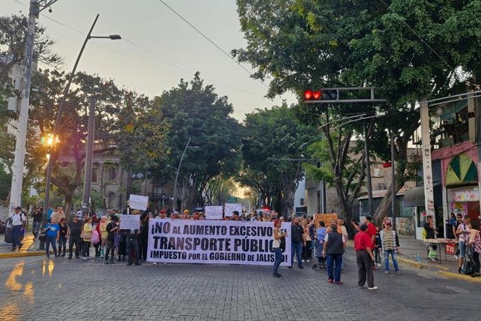 Gobierno de Jalisco niega información sobre estudiantes  detenidos que protestaban contra el tarifazo