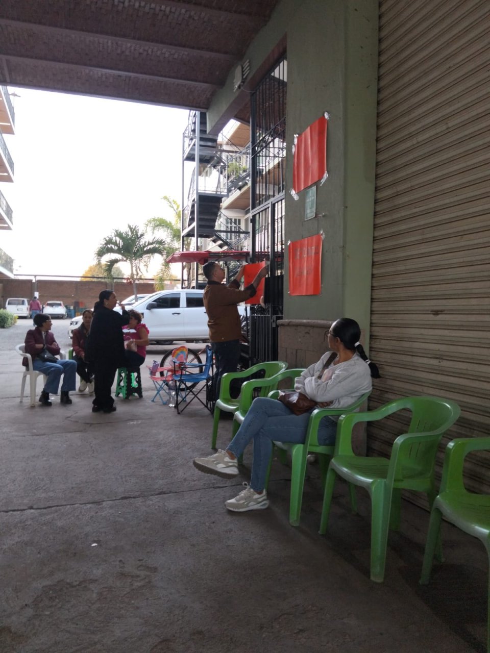 Trabajadores de la región Sierra de Amula exigen a la SEJ un alto a los descuentos indebidos.